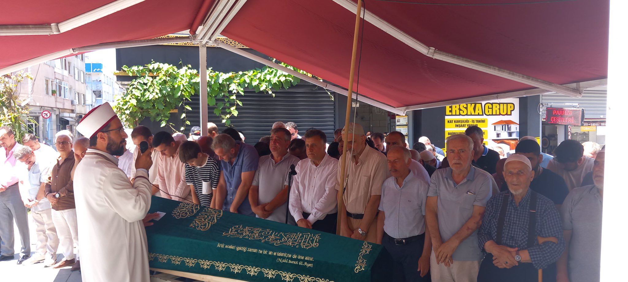 İlçemizin kanaat önderlerinden Reşat Zaim'in cenaze namazındaydık.