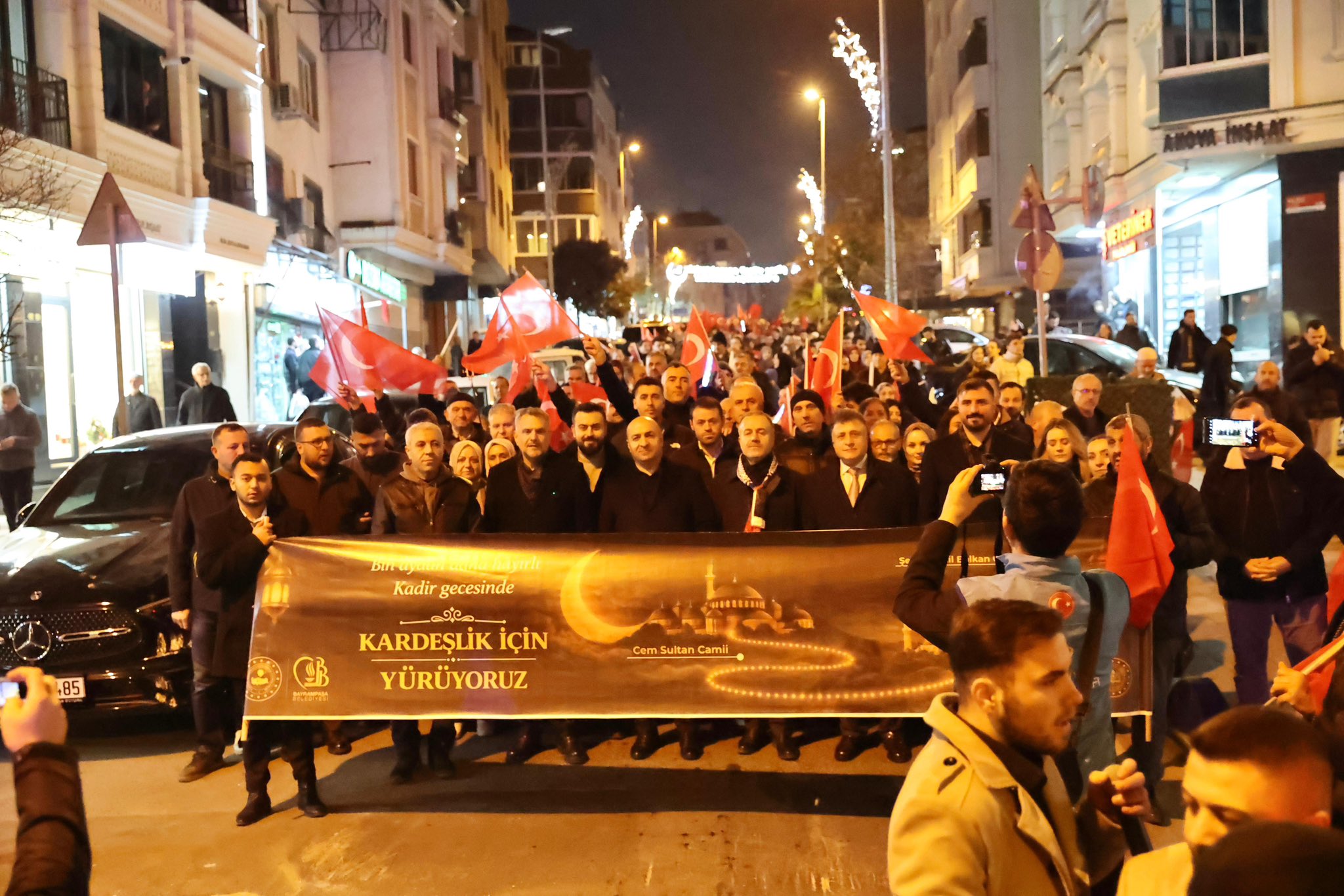 Bayrampaşa’da Kadir Gecesi’nde “Kardeşlik Yürüyüşü” Coşkusu