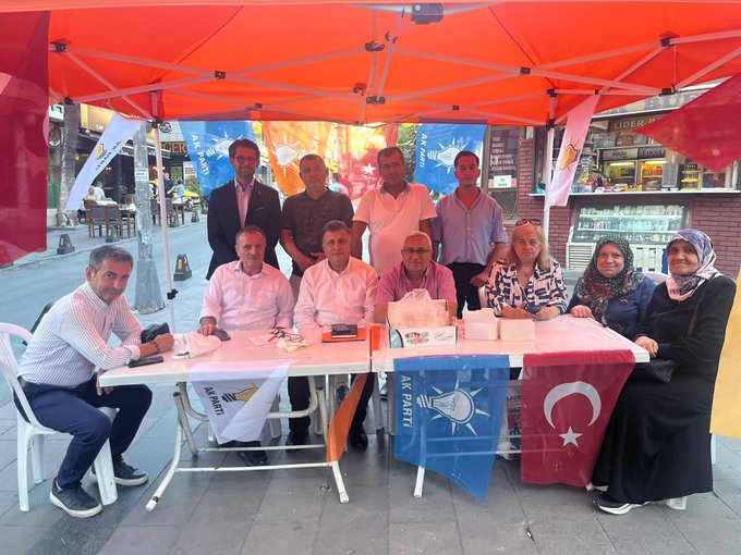 Yenidoğan Mahallemizde kurduğumuz AK Nokta standımızda, teşkilat mensuplarımız ve meclis üyemizle birlikte vatandaşlarımızla bir araya geldik