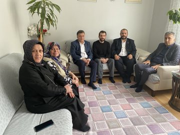 Muratpaşa Mahallemizdeki kıymetli komşularımızı; İlçe Yönetim Kurulu Üyelerimiz, Meclis Üyemiz ve mahalle teşilatımızla birlikte ziyaret ederek