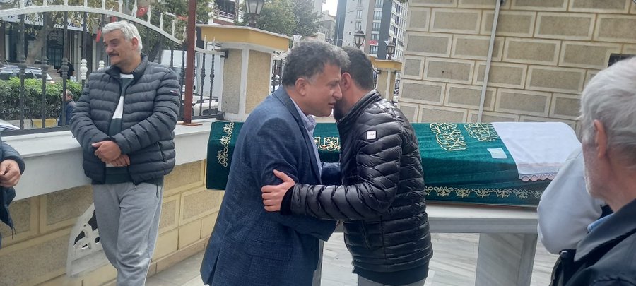 Altıntepsi Mahallemizde, Yeni Camii’nde öğle namazına müteakiben kılınan cenaze namazıyla; merhum Hüsrev Eseler’i dualarla uğurladık.