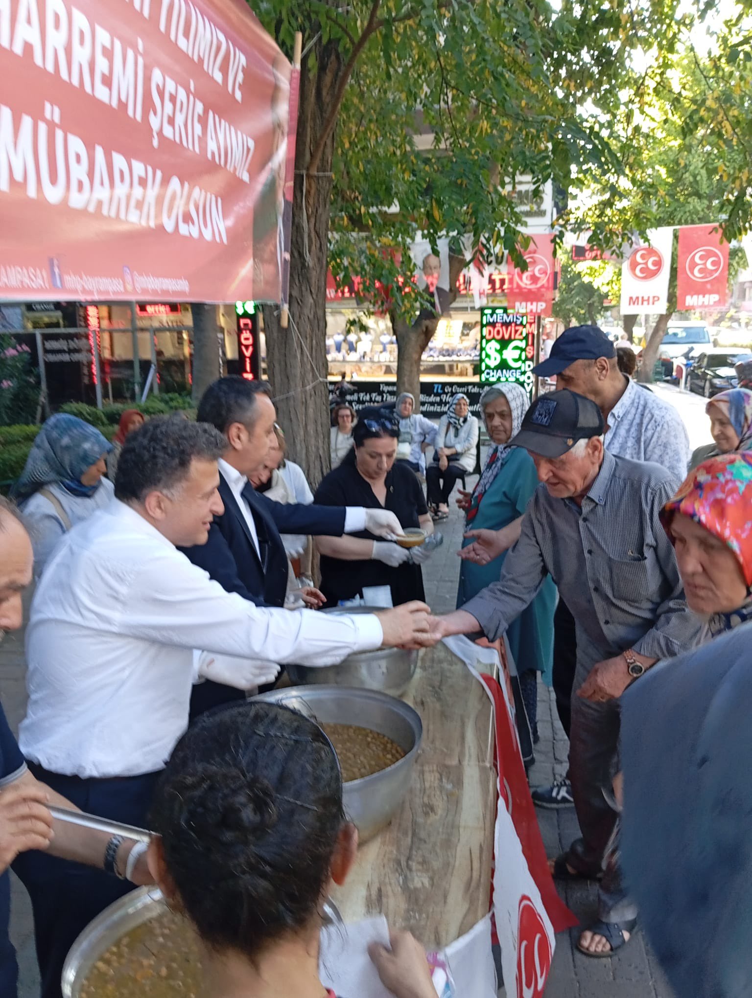 MHP İlçe Başkanlığı ile birlikte aşure dağıtımı...