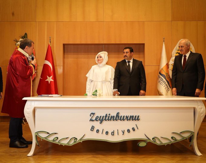 BMM Başkanımız Sayın Numan Kurtulmuş, Milletvekilimiz Nurettin Nebati ve şahitler huzurunda Zeytinburnu ilçe Belediye Başkanımız Sayın Ömer Arısoy, Erol Dìlaver ağabeyin sevgili kızı Rahime ve Muhammed kardeşlerimizin nikahını kıydı.