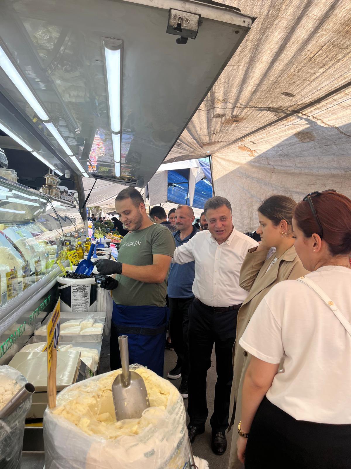 Cevatpaşa Mahallesi’nde pazar esnafımıza hayırlı işler temennisinde bulunduk.