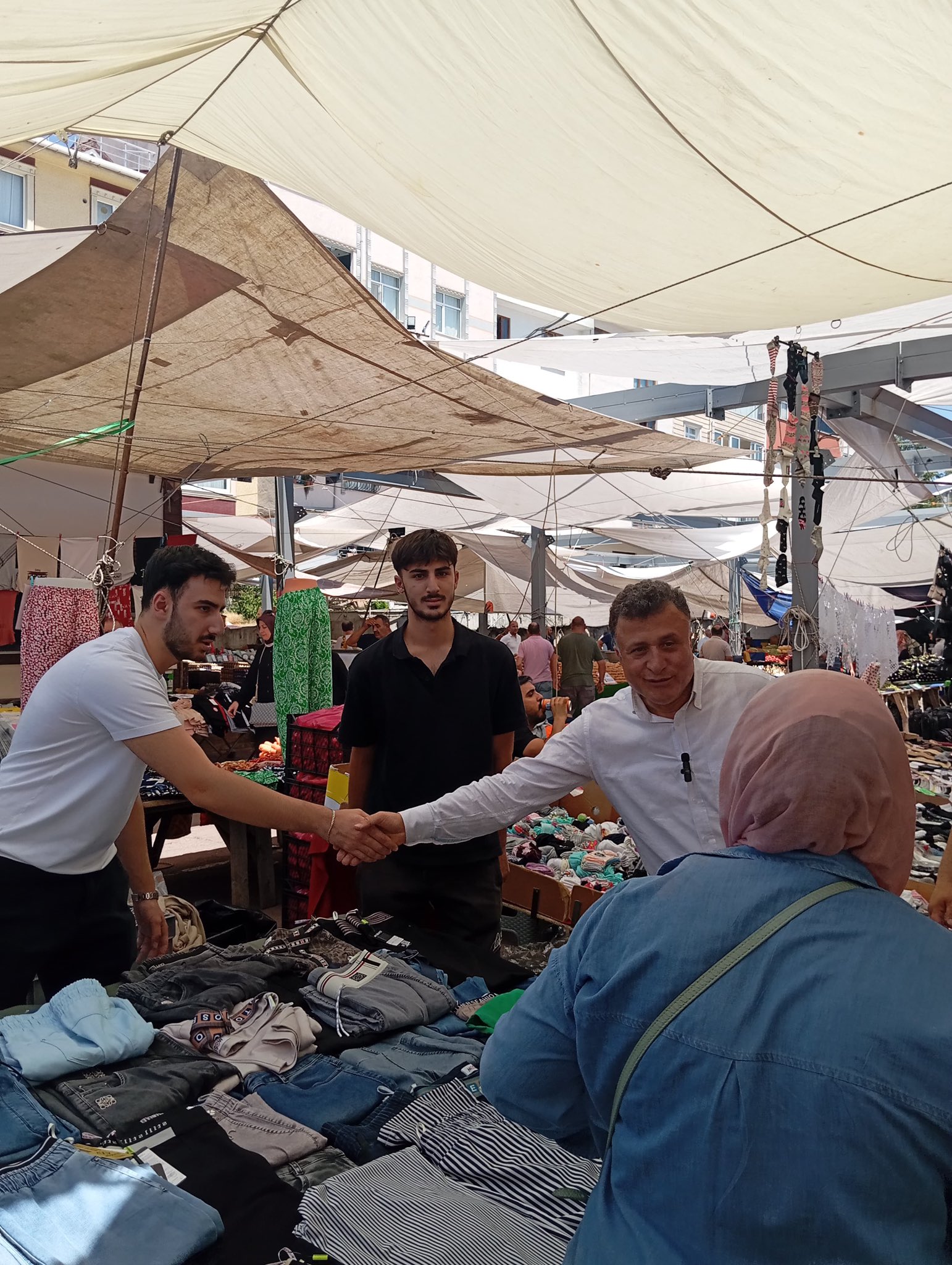 Siyaset, kürsüde değil; pazarda, çarşıda, gönülde yapılır.