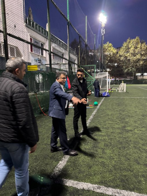 Siyasetin yoğun temposuna bazen kısa bir nefes, bazen de gençlerle omuz omuza bir an… Kartaltepe Spor Kulübümüzün akşam antrenmanına konuk oldu