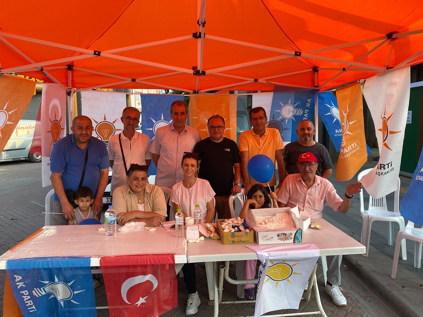 Terazidere Mahallemizde kurduğumuz AK Nokta standımızda, teşkilat mensuplarımızla birlikte vatandaşlarımızla bir araya geldik