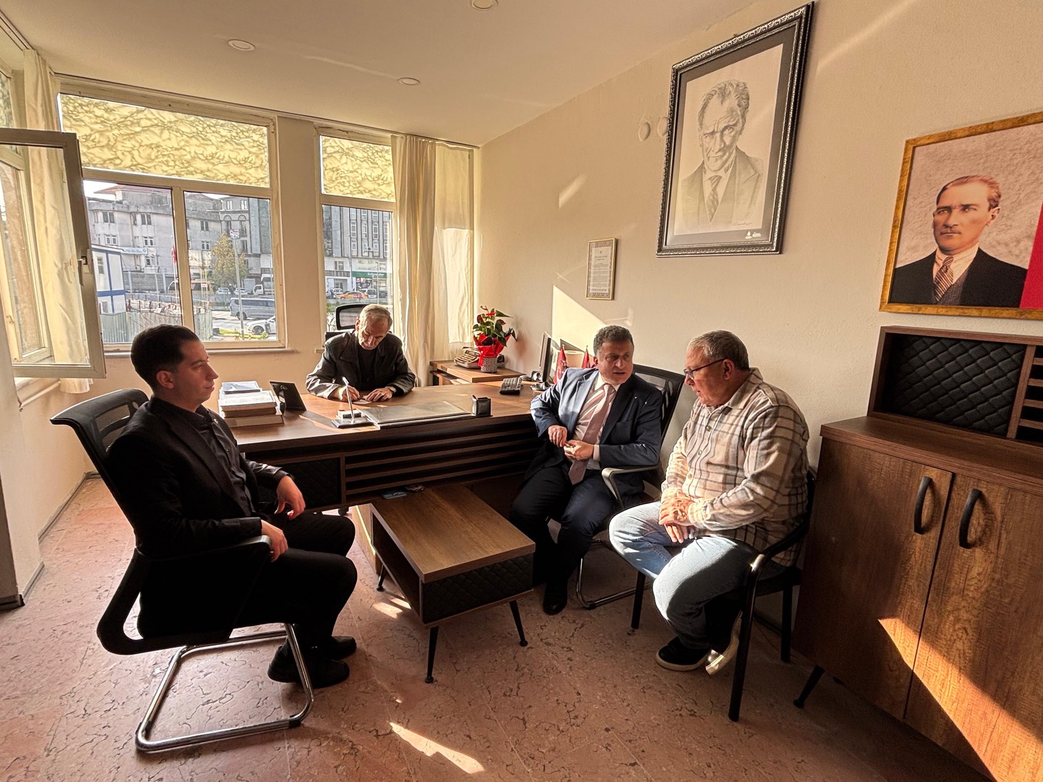 Orta Mahalle Muhtarımız Sn. Yavuz Son’a taziye ziyaretinde bulunduk.