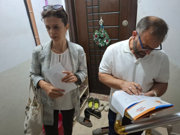 Terazidere Mahallemizde kapı kapı dolaşıyor, gönül gönüle ilerliyoruz.