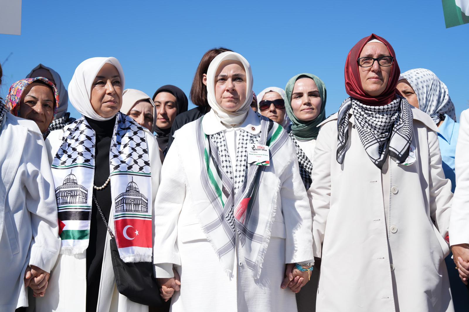 Üsküdar Meydanı’nda kadınlarımız el ele verdi, sadece sessizlikleriyle dünyaya adalet çağrısı yaptı.🕊️