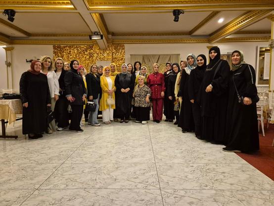 kadın kolları üç kademe genişletilmiş toplantı