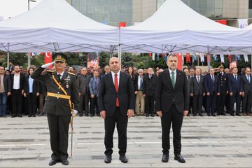 Cumhuriyetimizin ilanının 102. yılı münasebetiyle Bayrampaşa Belediyesi Atatürk Parkı’nda düzenlenen çelenk sunma programına katılım sağladı
