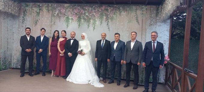 Kübra & Ethem kardeşlerimize ise bir ömür boyu huzur, sadakat ve muhabbet diliyoruz. Rabbim yuvalarını bereketli, gönüllerini daim eylesi