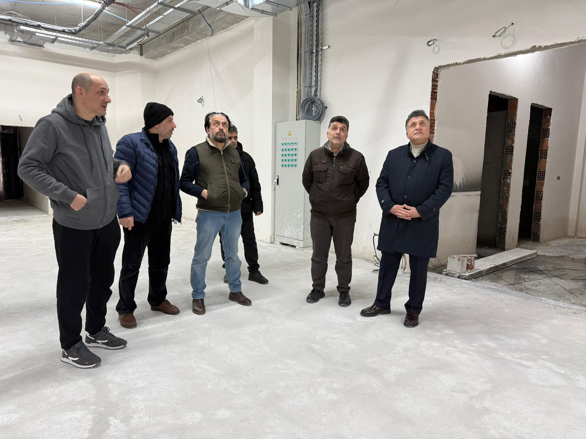 Hoca Hayri Efendi Merkez Camii’nin Geçici Alanında Namaz, Yeni Cami İnşaatına Ziyaret