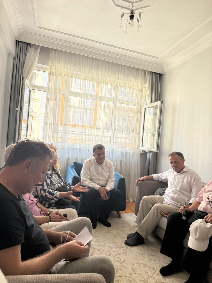 Eski dönem belediye meclis üyemiz Filiz Akdoğan’ın vefat eden kıymetli annesi merhume Refiye Hanım için Akdoğan ailesine taziye ziyaretinde bulunduk.