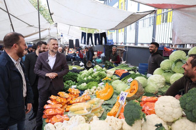 İbrahim AKIN @ibrahimakn Bu ilçenin tüm sokaklarında samimiyet, içtenlik ve komşuluk var.   Cuma namazının ardından Cuma Pazarı’nda komşularımla birlikte pazarın nabzını tuttuk.  Yıldırım Mahalles