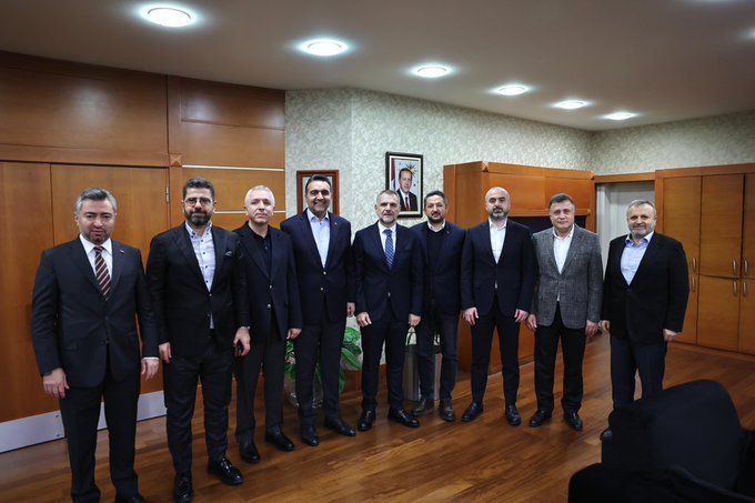 AK Parti 2. Bölge ilçe başkanlarımız, değerli dava ve yol arkadaşlarımızı belediyemizde ağırladık.  Nazik ziyaretleri, güzel temennileri için teşekkür ediyorum