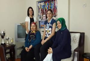 AK KADINLAR BAYRAMPAŞALI DÜNYA ŞAMPİYONUNU ZİYARET ETTİ